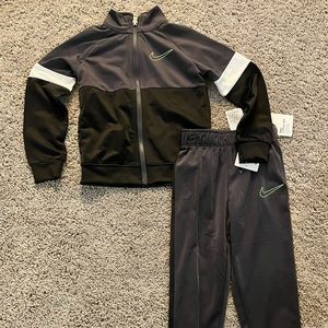 Brand New With Tags! Nike 2-piece Tracksuit, 4T (3-4 years)